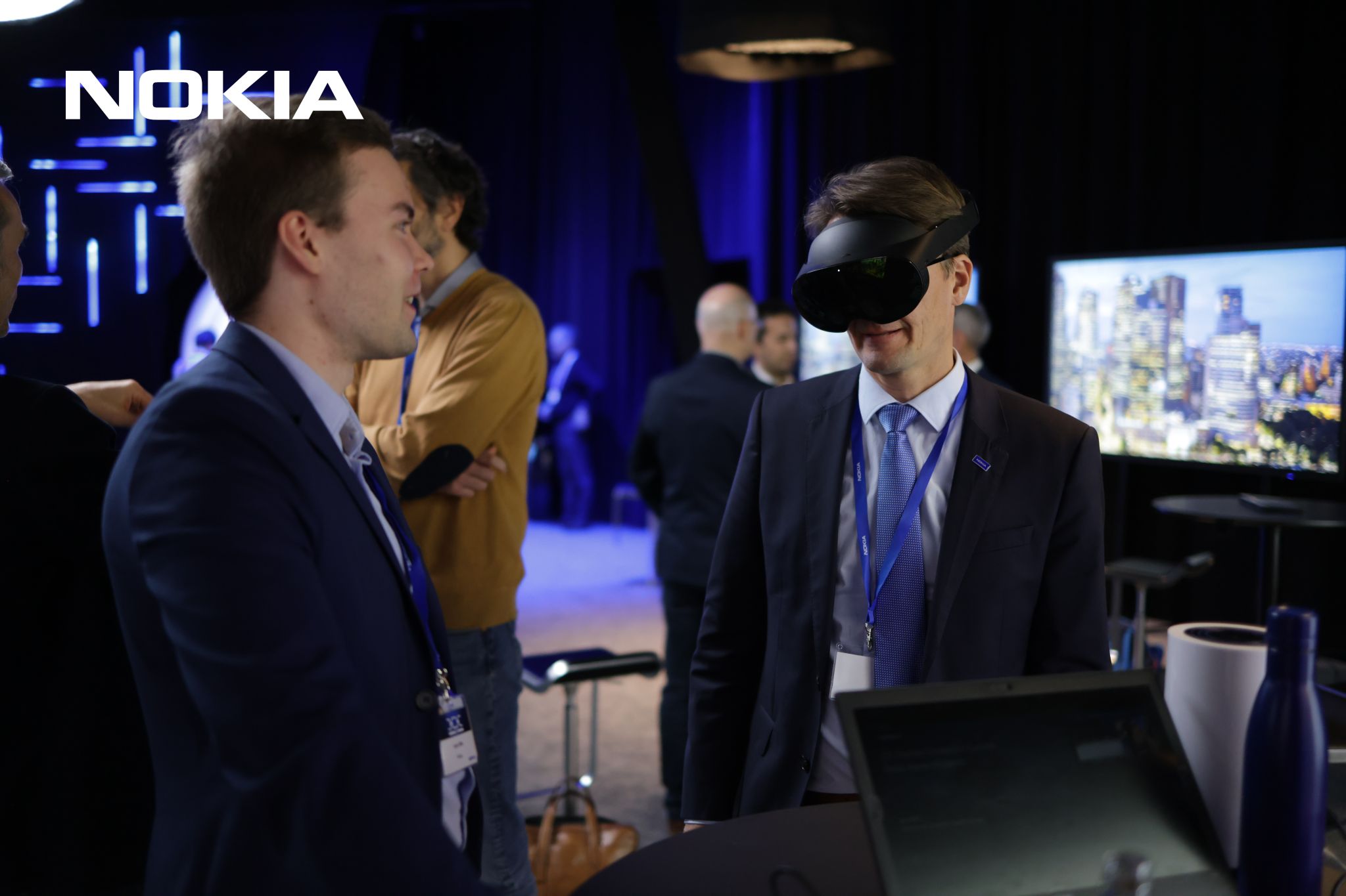 Lauri Alho demonstrating to a participant at the Nokia Partner Ecosystem Summit, experiencing technology and demonstrating how AI unlocks true intelligence at the Edge.