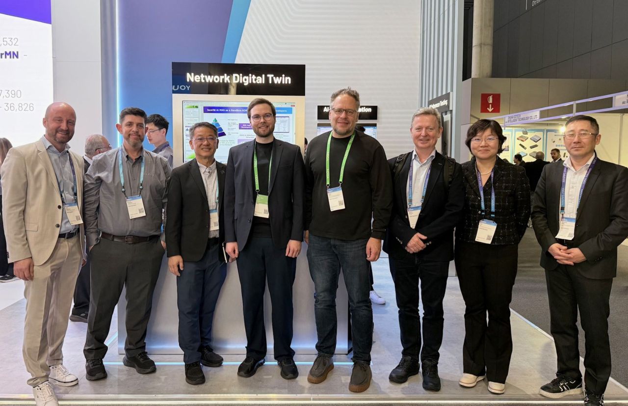 Lauri Alho and Mikko Jarva from Nokia in a group photo with VIAVI Solutions professionals at MWC Barcelona.
