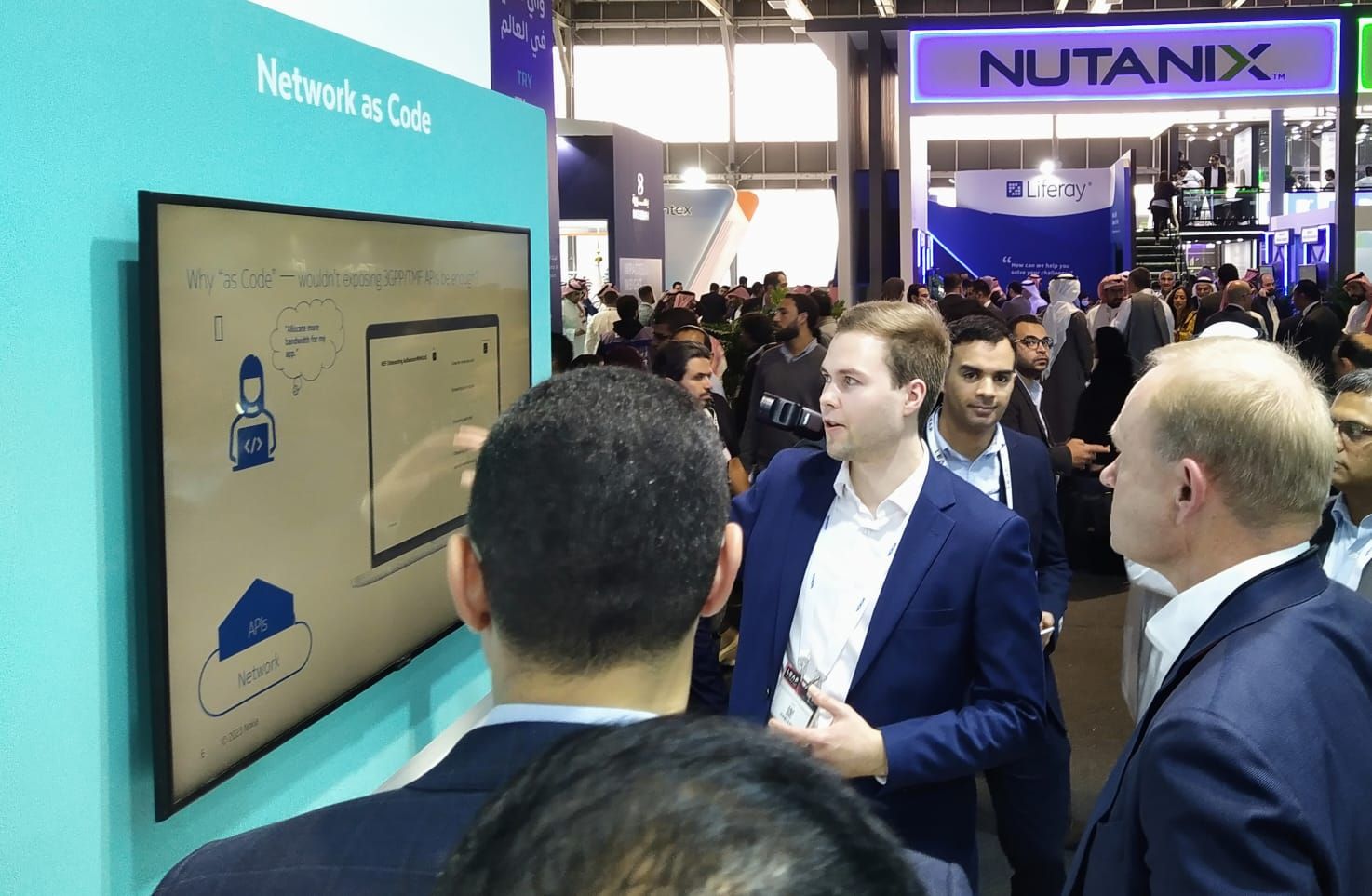 Lauri Alho demonstrates Network as Code at the Nokia booth during the LEAP and Innovate event to Nokia CEO Pekka Lundmark.