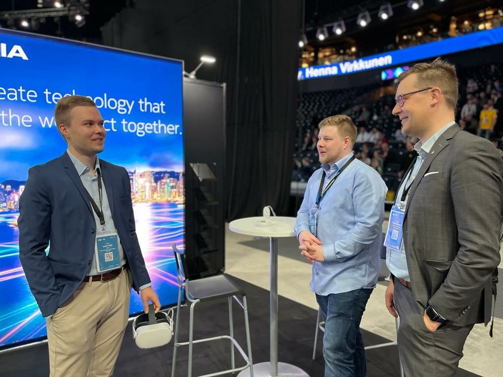 Lauri Alho and other representatives at Tampere Smart City Week 2022 demonstrating 5G mmWave multimedia use cases.